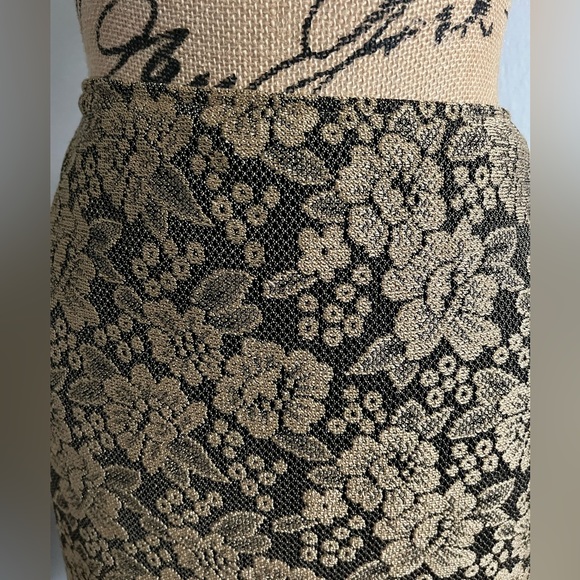 New York and Company pull-up Stretchy Black and Gold Lined Skirt Size Med - Picture 2 of 4